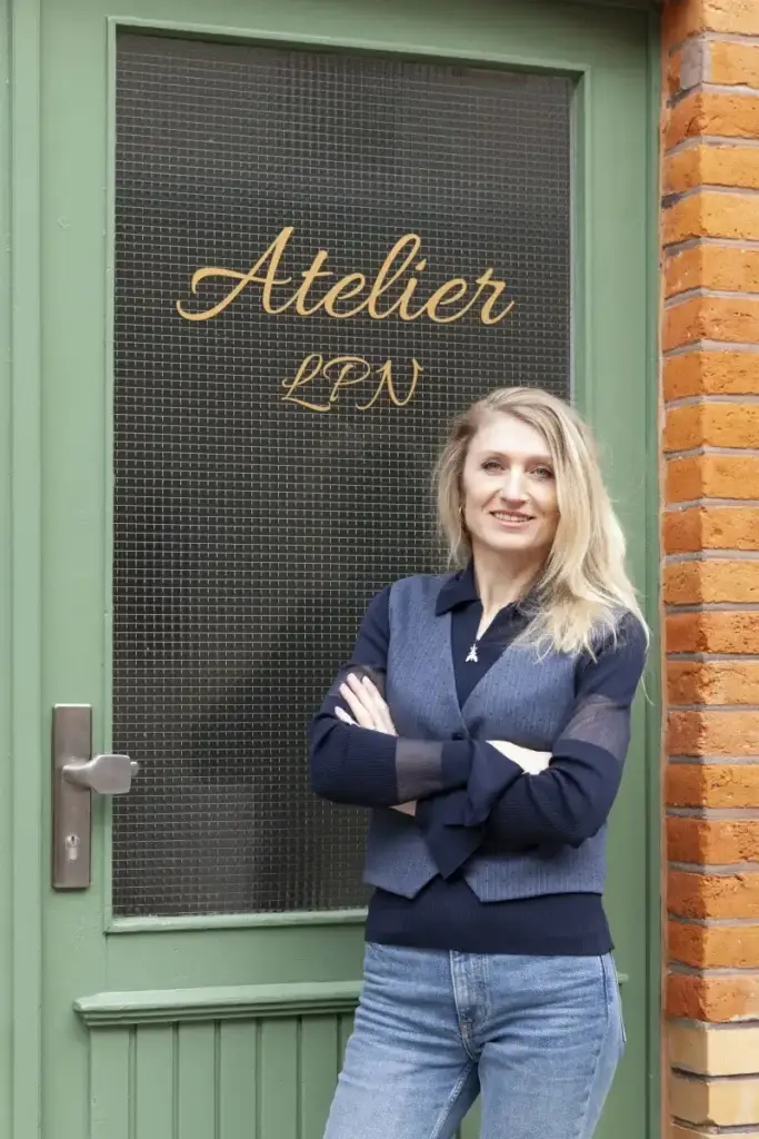 Ein Portrait Foto von Elena Neuner vor der Galerie in Weimar