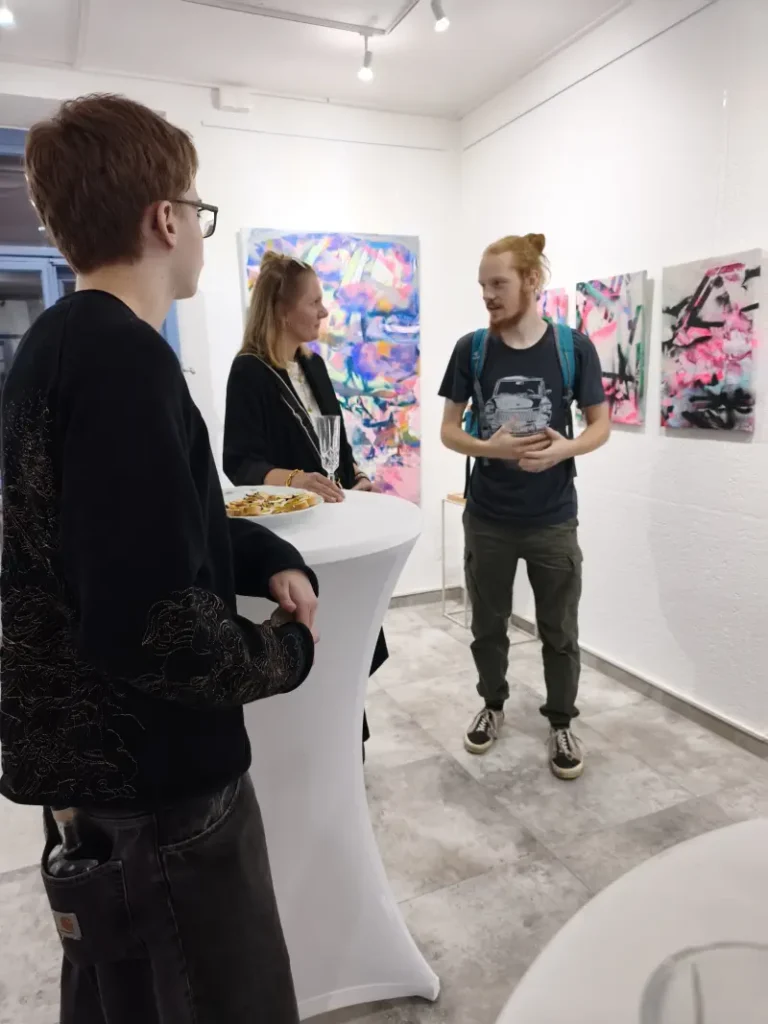 Publikum im Gespräch bei Rückblick Vernissage von Catori Bela