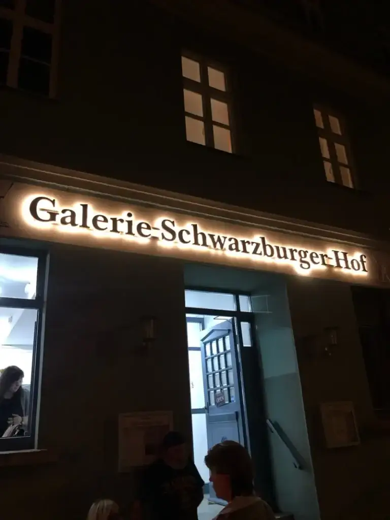 das Foto zeigt den Eingang zur Galerie zu Rückblick Vernissage Catori Bela