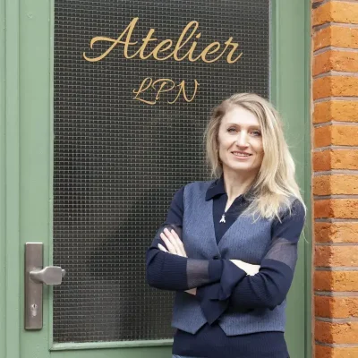 Ein Portrait Foto von Elena Neuner vor der Galerie in Weimar